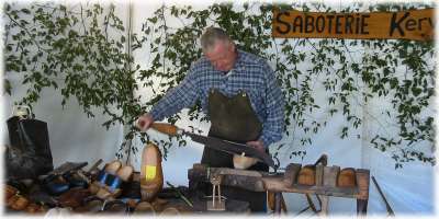 Saboterie Kervoas  Belle Isle en Terre : fabrication de sabots  l'ancienne.